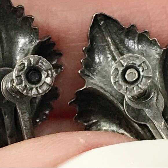 Antique Sterling Silver Botanical Lilly Flower Design Screw Back Earrings - Picture 2 of 14